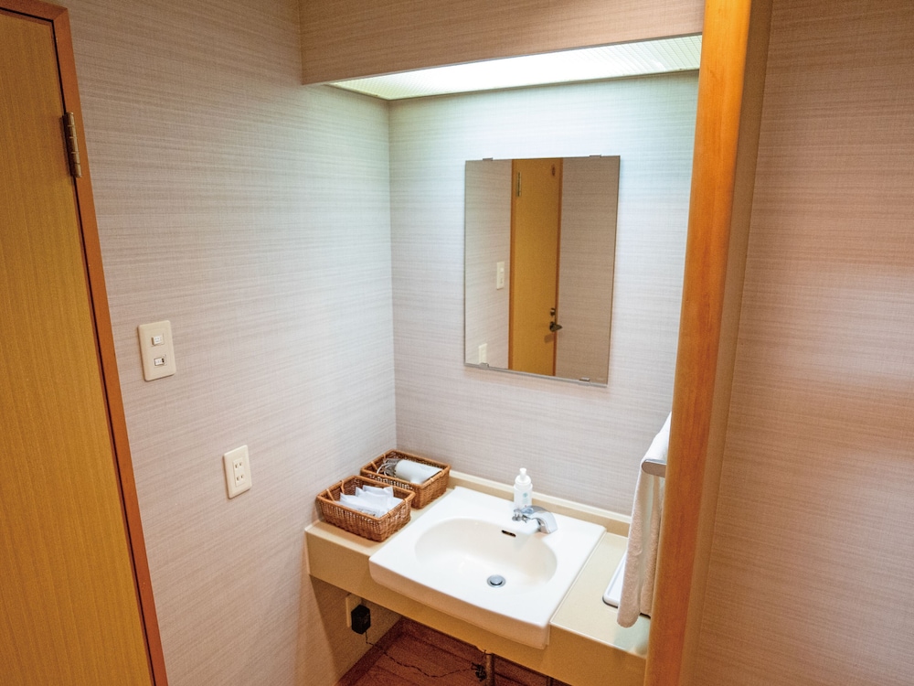 和室10畳(広縁, トイレ, 洗面所, 床の間付き) 客室2 | 紀伊見荘