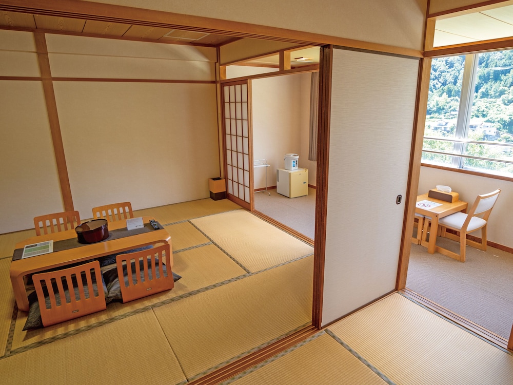 和室10畳+4.5畳(広縁,トイレ,洗面所,床の間付き) 客室2 | 紀伊見荘