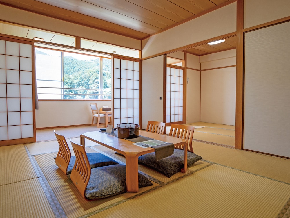 和室10畳+4.5畳(広縁,トイレ,洗面所,床の間付き) | 紀伊見荘