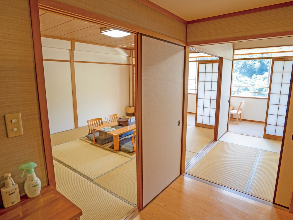 和室10畳+4.5畳(広縁,トイレ,洗面所,床の間付き) 客室1 | 紀伊見荘
