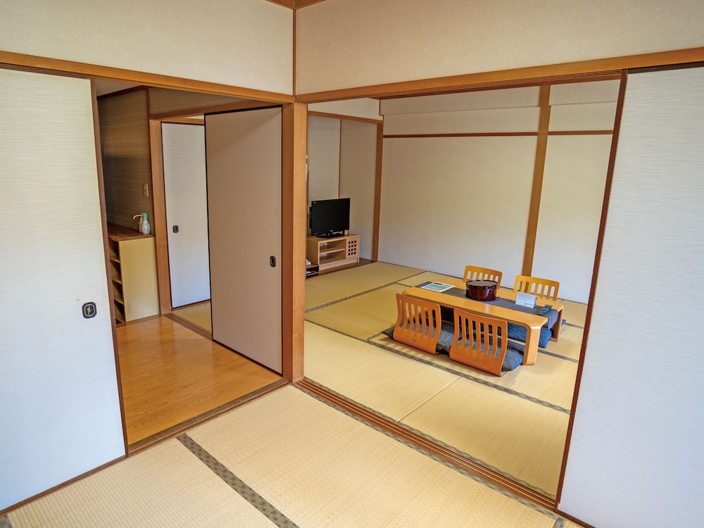 和室10畳+4.5畳(広縁,トイレ,洗面所,床の間付き) リビング エリア0 | 紀伊見荘