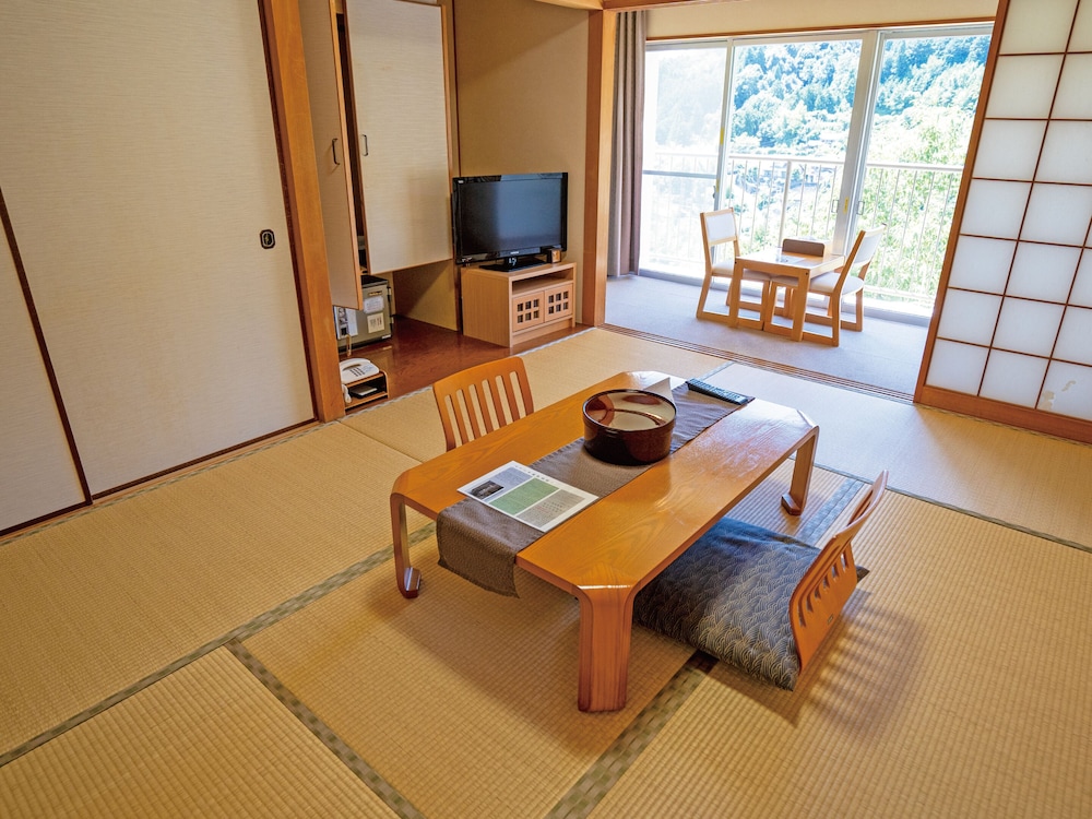和室6畳(広縁,トイレ,洗面所付き,床の間有り) 禁煙 | 紀伊見荘