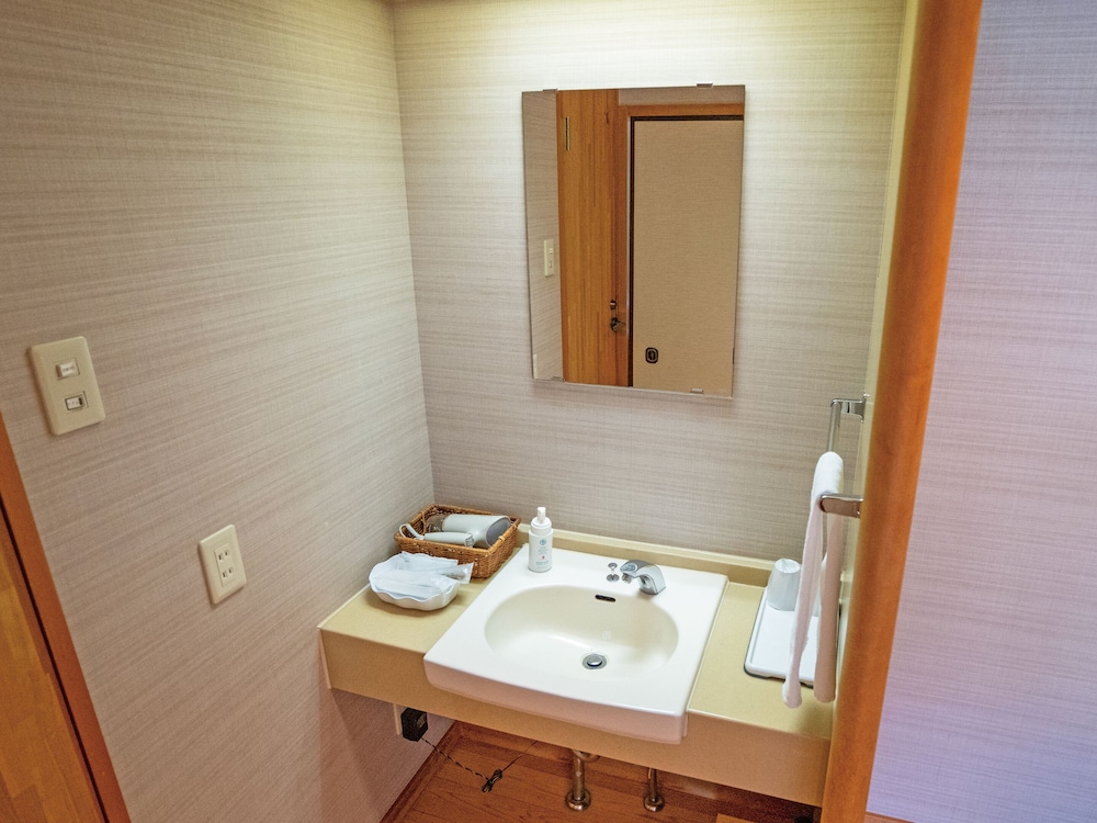 和室6畳(広縁,トイレ,洗面所付き,床の間有り) 禁煙 客室1 | 紀伊見荘