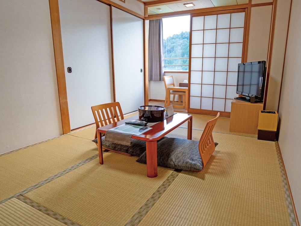和室6畳(広縁,トイレ,洗面所付き,床の間無し) 禁煙 | 紀伊見荘