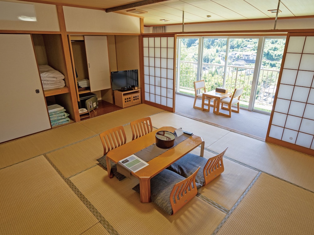 和室10畳(広縁, トイレ, 洗面所, 床の間付き) | 紀伊見荘
