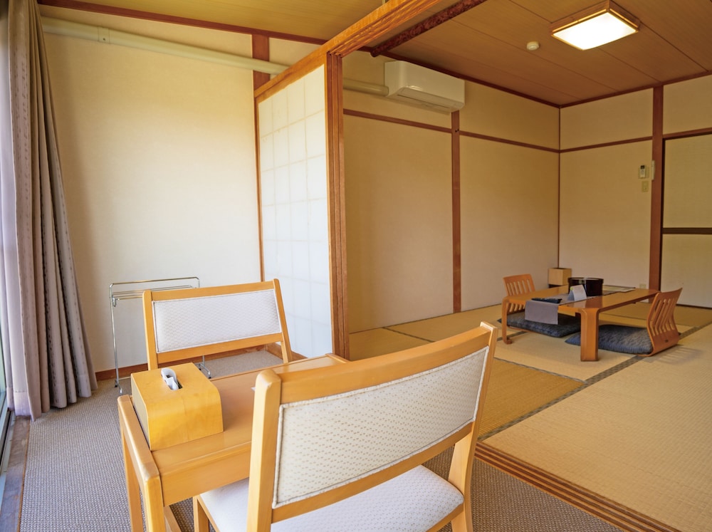 和室6畳(広縁,トイレ,洗面所付き,床の間有り) 禁煙 客室2 | 紀伊見荘