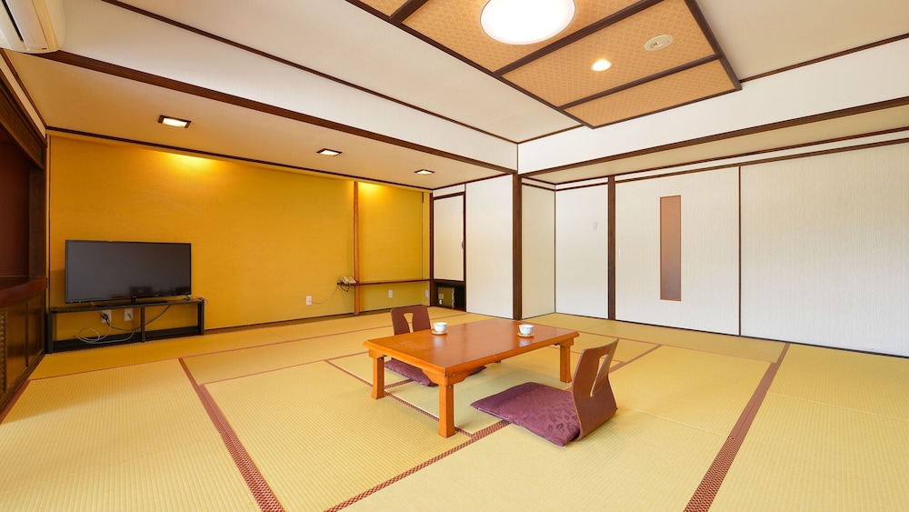 [禁煙] スーペリア和室16畳シャワーのみ(眺望なし) | 大江戸温泉物語 石和温泉 ホテル新光