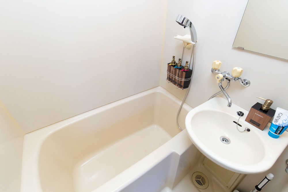 Apartment (Room 2, Room3) バスルーム1 | 神楽坂 レトロなBARとホテル