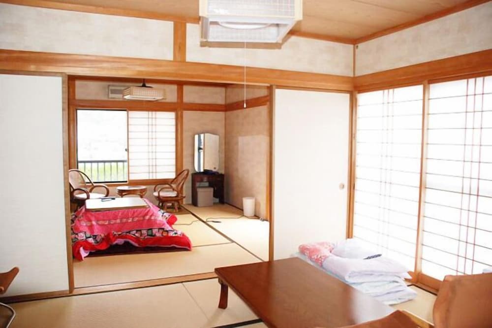 デラックス ルーム 6 ベッドルーム バルコニー 海側 (for 5 Guests) 客室3 | ゲストハウス だるまや