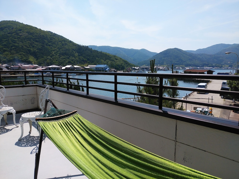 デラックス ルーム 6 ベッドルーム バルコニー 海側 (for 5 Guests) 部屋からの景観0 | ゲストハウス だるまや