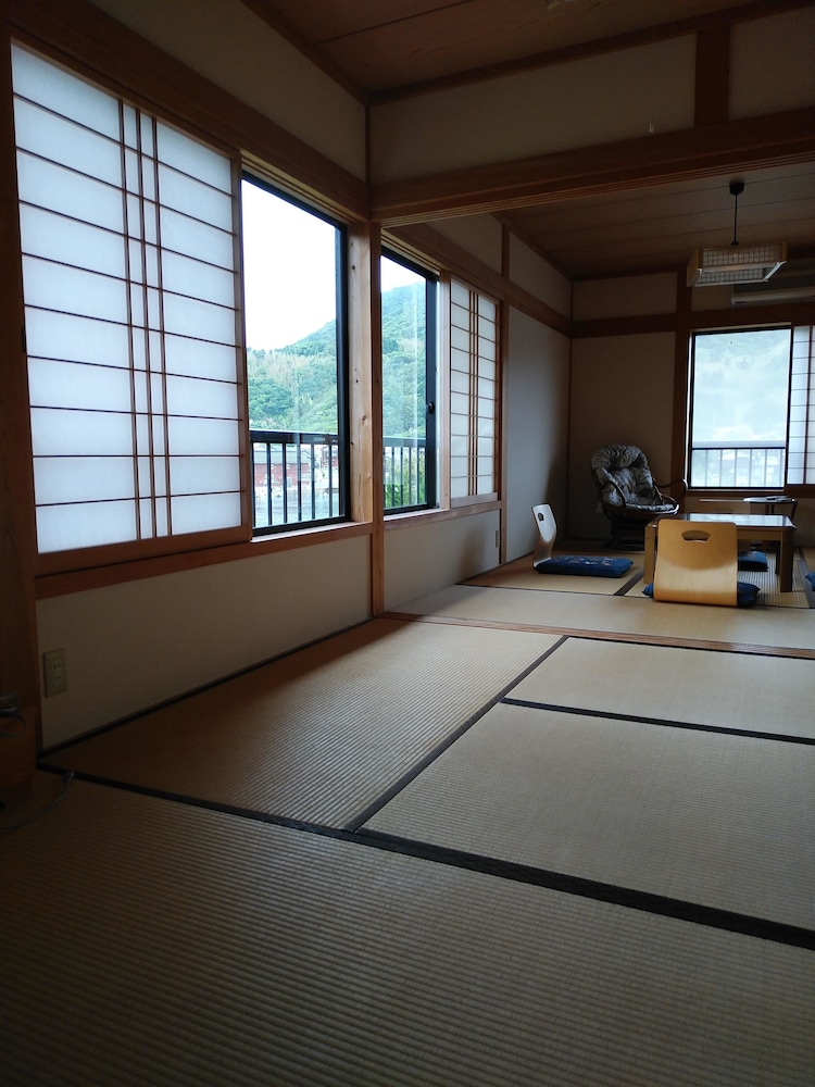 ベーシック ルーム カナルビュー 海側（3名様用）禁煙 客室1 | ゲストハウス だるまや