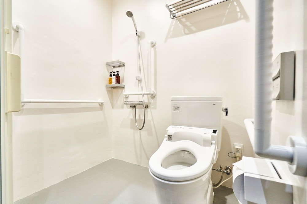 ダブルルーム (福祉バストイレ付) バスルーム0 | アンドホステル本町イースト