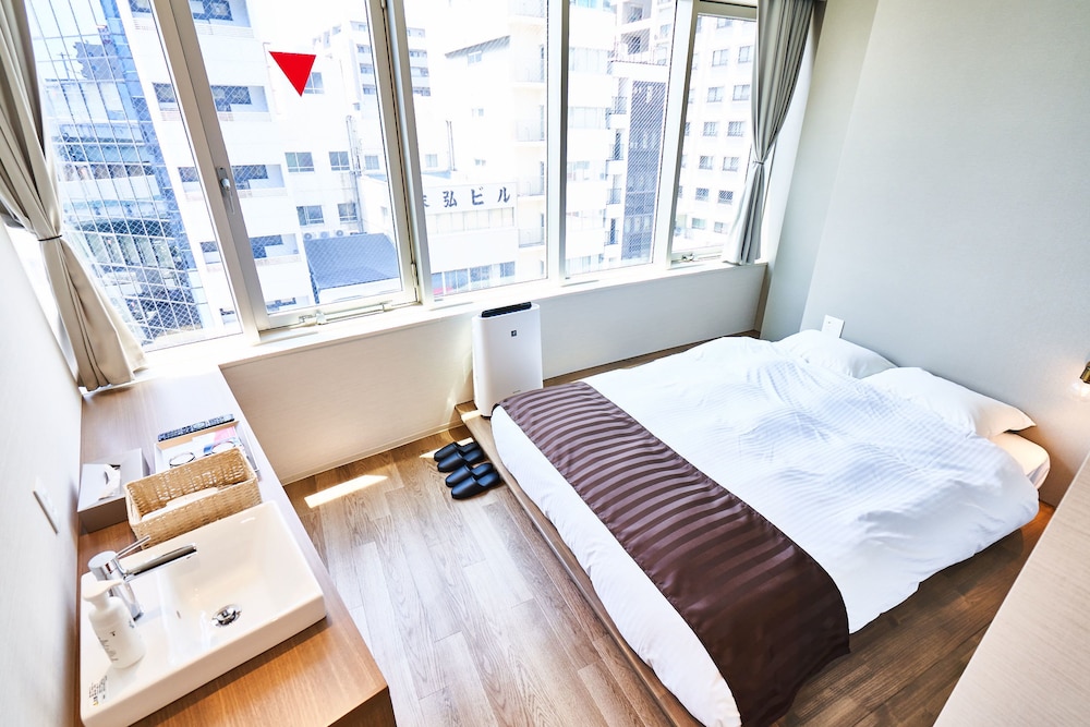 ダブルルーム 共用バスルーム 客室1 | アンドホステル本町イースト