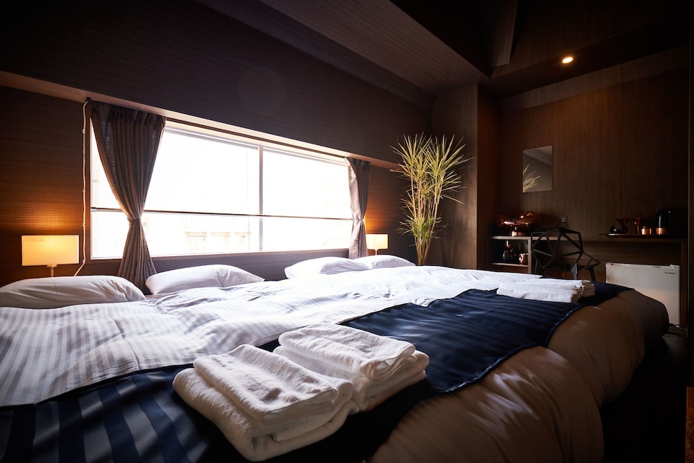 ダブルツインルーム (バストイレ付) 客室1 | アンドホステル本町イースト