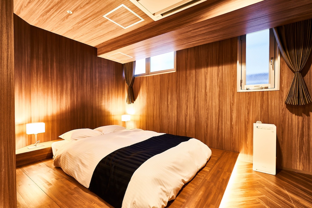 スーペリア ダブルルーム (バストイレ付) 客室1 | アンドホステル本町イースト