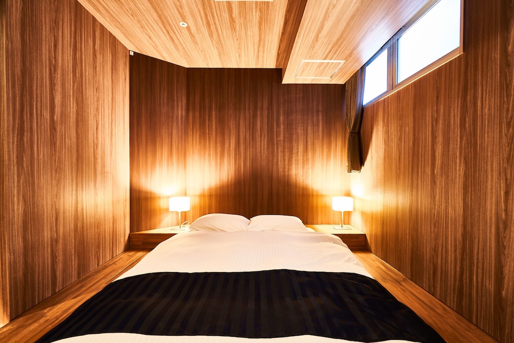 スーペリア ダブルルーム (バストイレ付) 客室2 | アンドホステル本町イースト