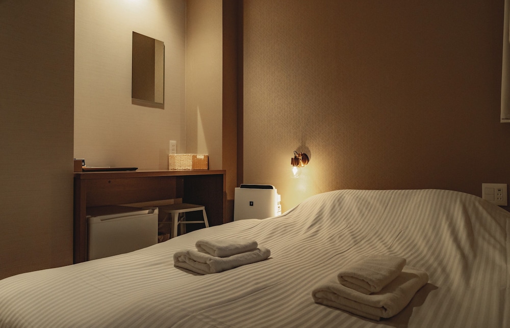 ダブルルーム (バストイレ付) 客室1 | アンドホステル本町イースト