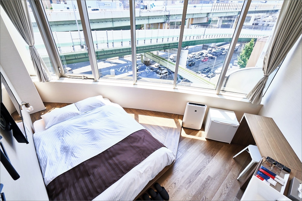 ダブルルーム 共用バスルーム 客室2 | アンドホステル本町イースト