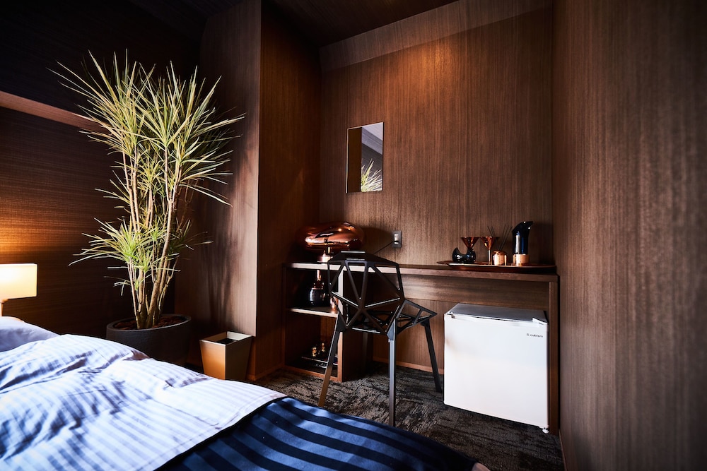 ダブルツインルーム (バストイレ付) 客室2 | アンドホステル本町イースト