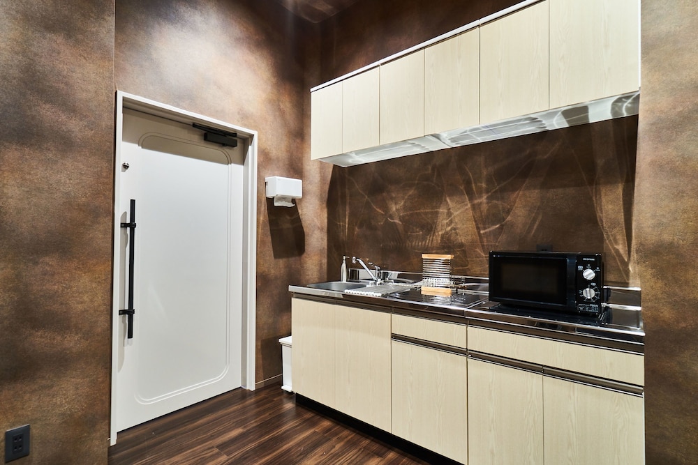 ダブルルーム 共用バスルーム 共用キッチン1 | アンドホステル本町イースト