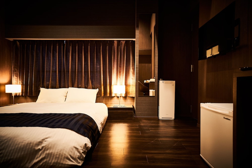 ダブルルーム (福祉バストイレ付) 客室1 | アンドホステル本町イースト