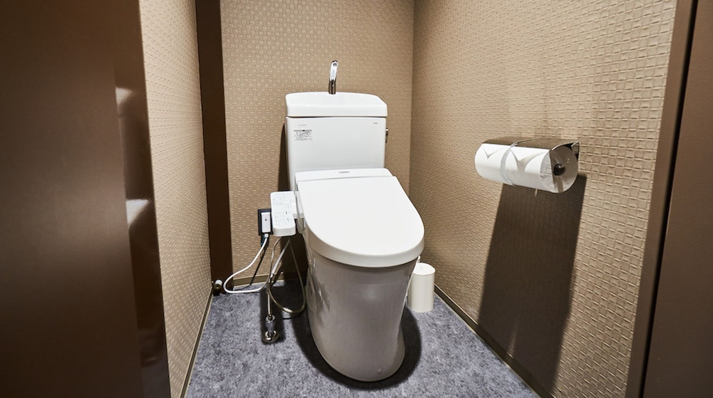 ダブルルーム 共用バスルーム 共用バスルーム1 | アンドホステル本町イースト