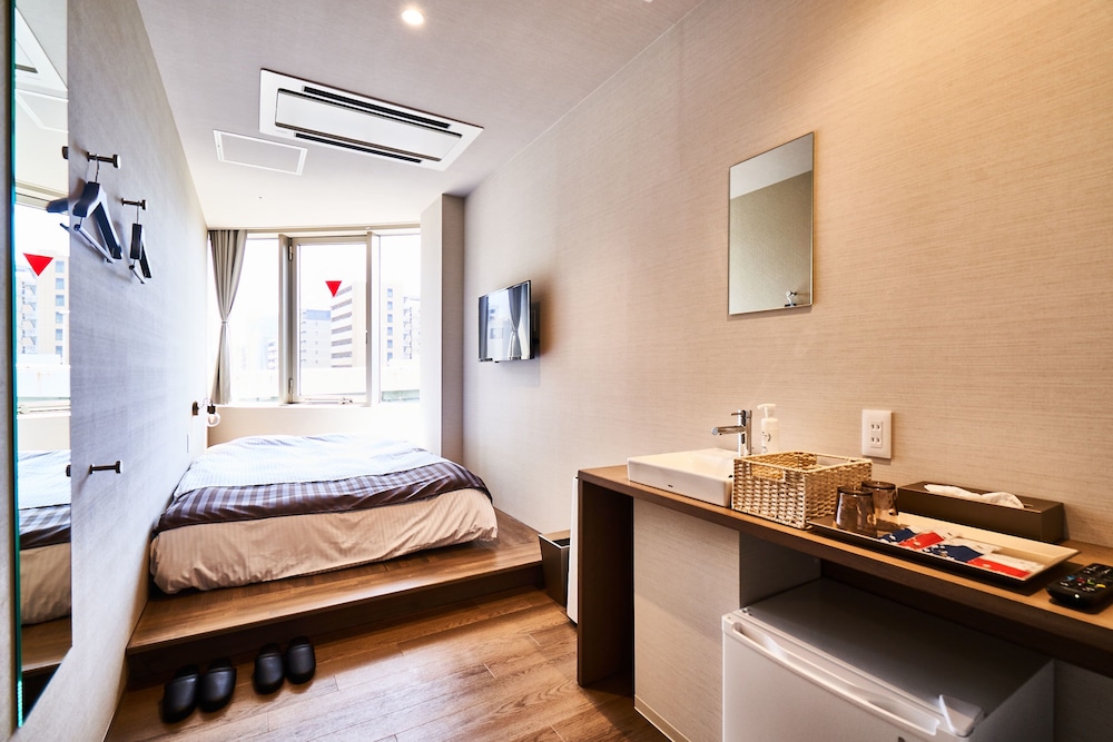 ダブルルーム (シャワー付) 客室1 | アンドホステル本町イースト