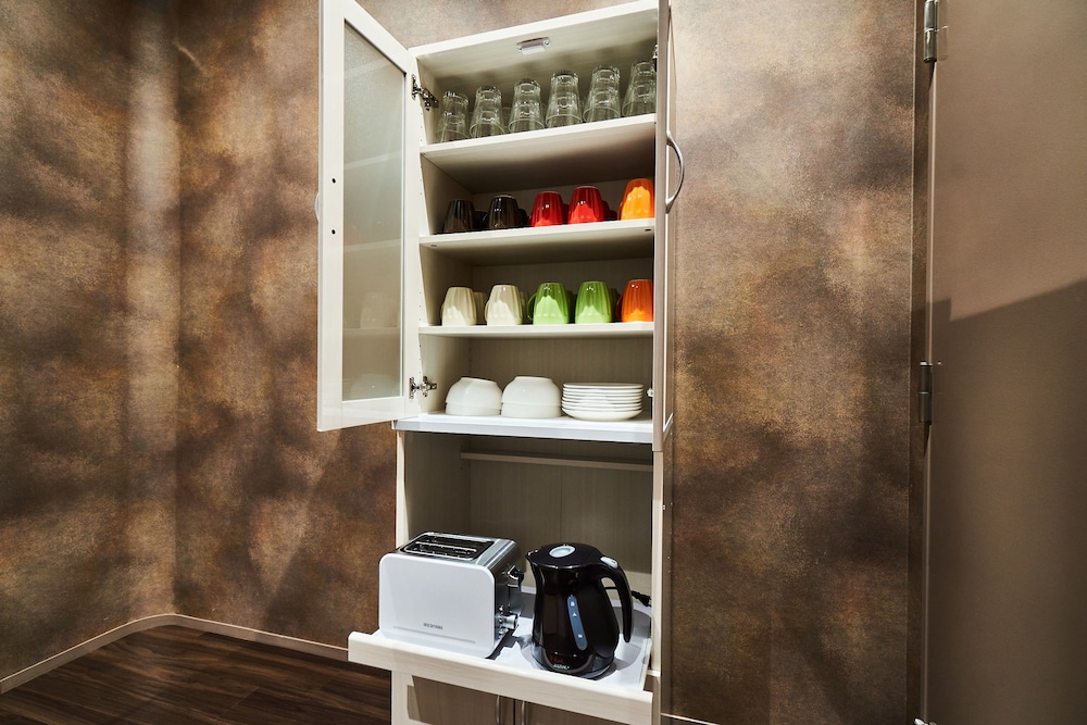 ダブルルーム 共用バスルーム 共用キッチン0 | アンドホステル本町イースト