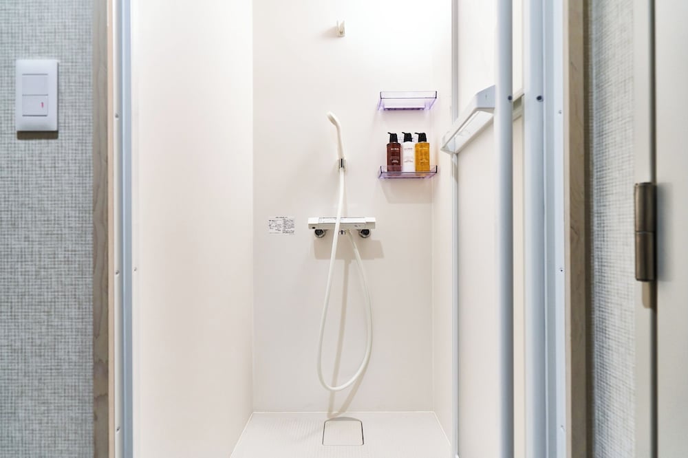 ダブルルーム 共用バスルーム バスルーム0 | アンドホステル本町イースト