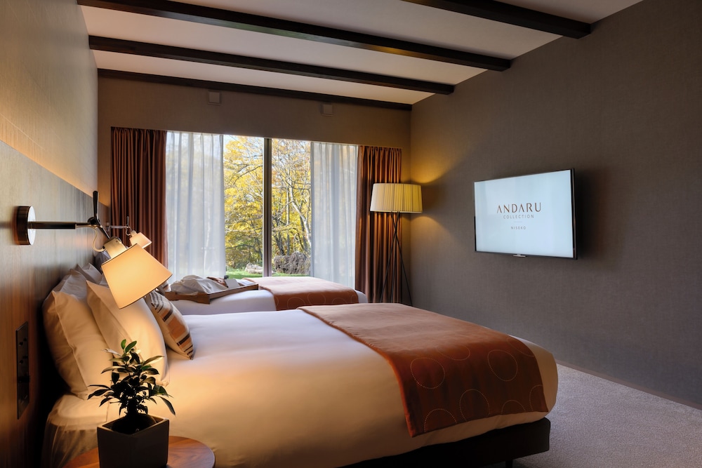 ラグジュアリー ヴィラ (15時チェックイン-10時チェックアウト)ご到着日15時からご出発日10時までご滞在(1室4名様でご利用の場合、リビングにエキストラベッド1台をご用意いたします) 客室22 | ANDARU COLLECTION NISEKO