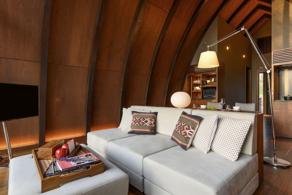 ラグジュアリー ヴィラ (15時チェックイン-10時チェックアウト)ご到着日15時からご出発日10時までご滞在(1室4名様でご利用の場合、リビングにエキストラベッド1台をご用意いたします) リビングルーム3 | ANDARU COLLECTION NISEKO