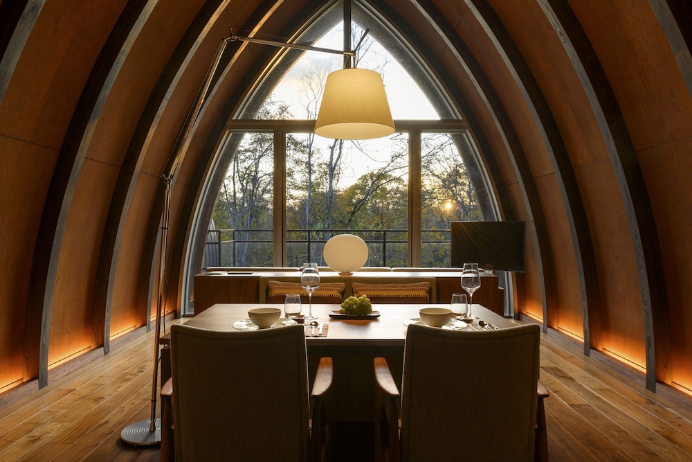 ラグジュアリー ヴィラ (15時チェックイン-10時チェックアウト)ご到着日15時からご出発日10時までご滞在(1室4名様でご利用の場合、リビングにエキストラベッド1台をご用意いたします) リビングルーム1 | ANDARU COLLECTION NISEKO