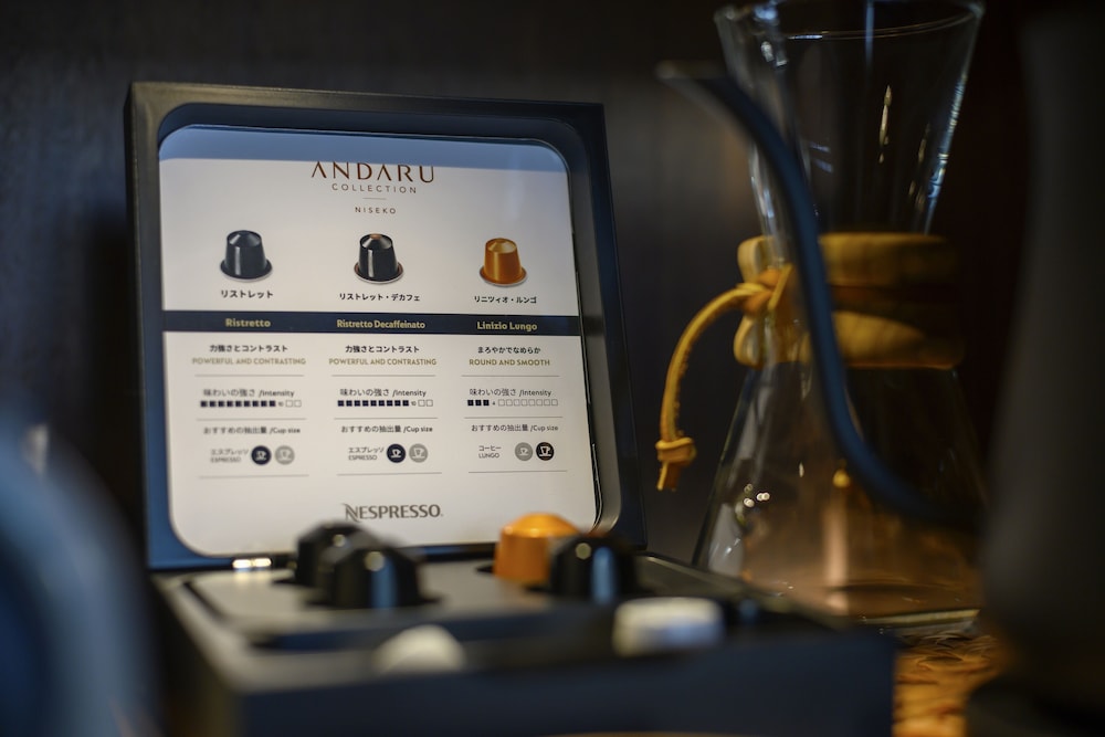 ラグジュアリー ヴィラ (15時チェックイン-10時チェックアウト)ご到着日15時からご出発日10時までご滞在(1室4名様でご利用の場合、リビングにエキストラベッド1台をご用意いたします) コーヒー / コーヒーメーカー1 | ANDARU COLLECTION NISEKO