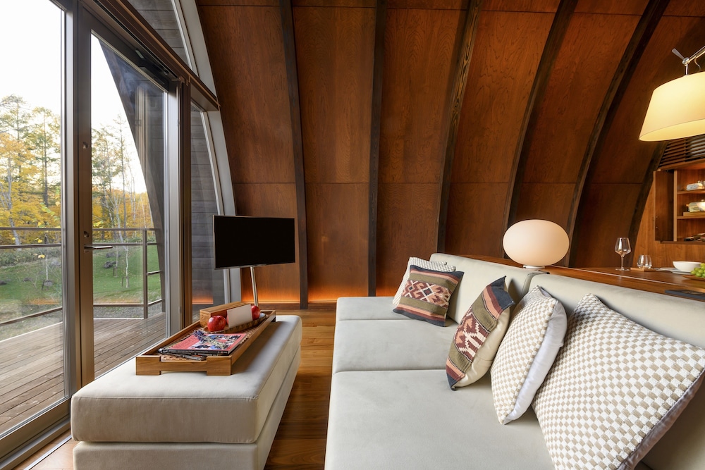 ラグジュアリー ヴィラ (15時チェックイン-10時チェックアウト)ご到着日15時からご出発日10時までご滞在(1室4名様でご利用の場合、リビングにエキストラベッド1台をご用意いたします) リビングルーム4 | ANDARU COLLECTION NISEKO