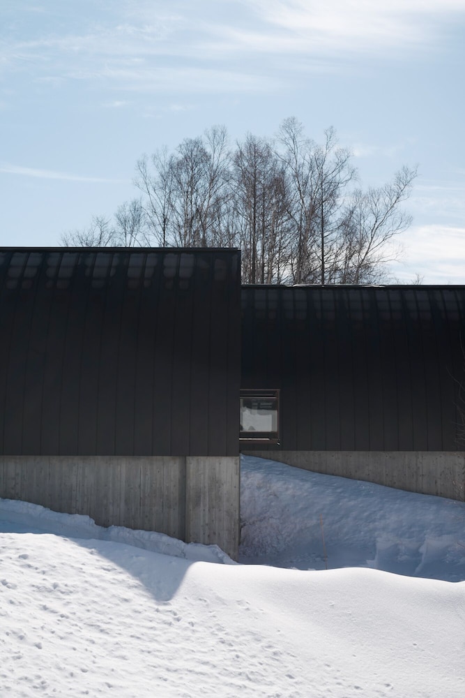 ラグジュアリー ヴィラ (15時チェックイン-10時チェックアウト)ご到着日15時からご出発日10時までご滞在(1室4名様でご利用の場合、リビングにエキストラベッド1台をご用意いたします) 客室15 | ANDARU COLLECTION NISEKO