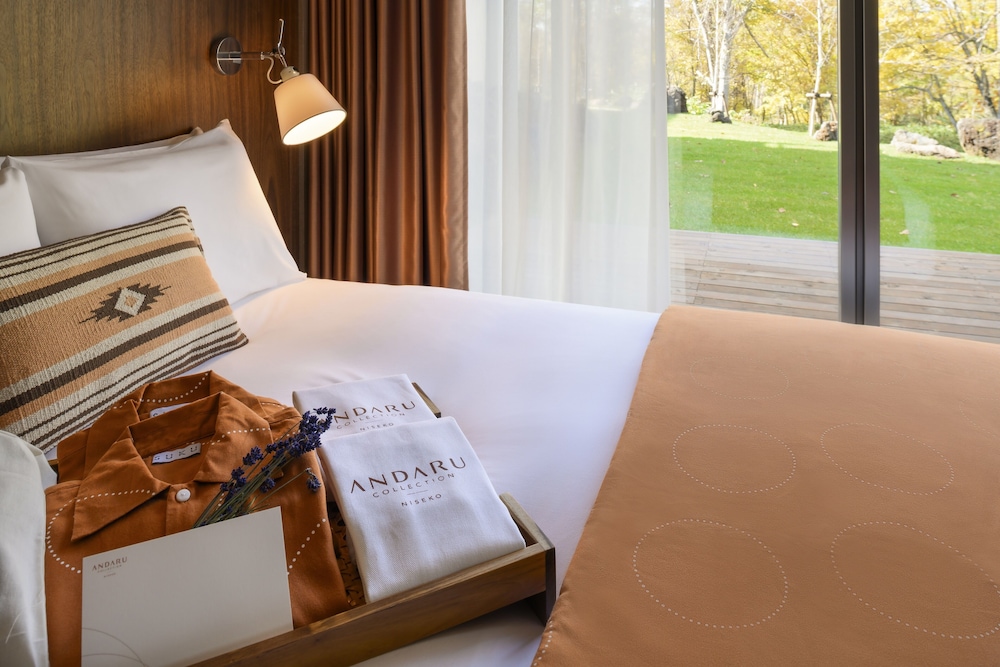 ラグジュアリー ヴィラ (15時チェックイン-10時チェックアウト)ご到着日15時からご出発日10時までご滞在(1室4名様でご利用の場合、リビングにエキストラベッド1台をご用意いたします) 客室3 | ANDARU COLLECTION NISEKO