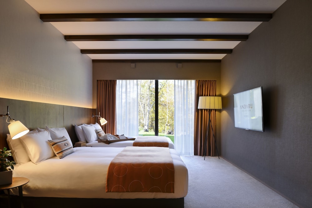 ラグジュアリー ヴィラ (15時チェックイン-10時チェックアウト)ご到着日15時からご出発日10時までご滞在(1室4名様でご利用の場合、リビングにエキストラベッド1台をご用意いたします) 客室2 | ANDARU COLLECTION NISEKO