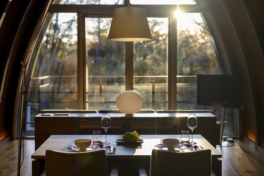 ラグジュアリー ヴィラ (15時チェックイン-10時チェックアウト)ご到着日15時からご出発日10時までご滞在(1室4名様でご利用の場合、リビングにエキストラベッド1台をご用意いたします) リビングルーム0 | ANDARU COLLECTION NISEKO