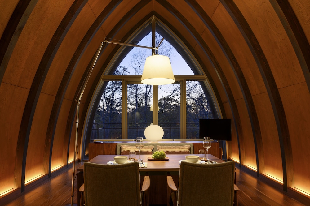 ラグジュアリー ヴィラ (15時チェックイン-10時チェックアウト)ご到着日15時からご出発日10時までご滞在(1室4名様でご利用の場合、リビングにエキストラベッド1台をご用意いたします) リビングルーム2 | ANDARU COLLECTION NISEKO