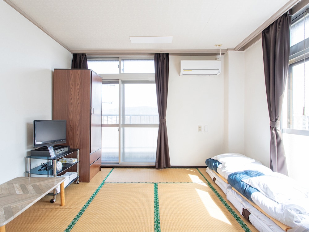 和室3名用 禁煙 客室1 | HOTEL 鶴 川内