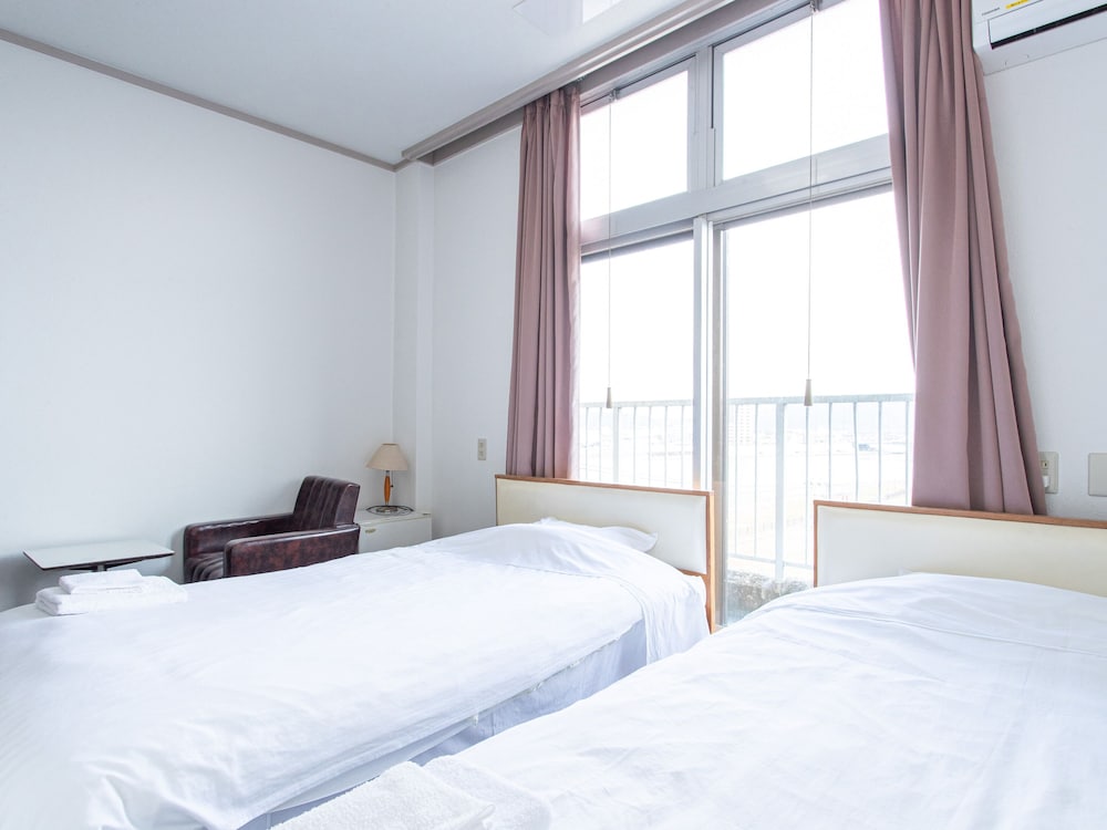ツインルーム 禁煙 客室1 | HOTEL 鶴 川内