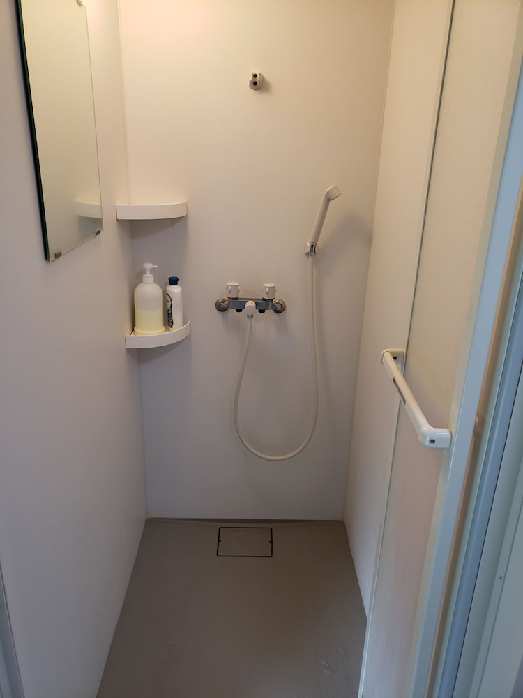 4 人部屋 男性限定 バスルームのシャワー0 | 山手レストハウス - 男性専用