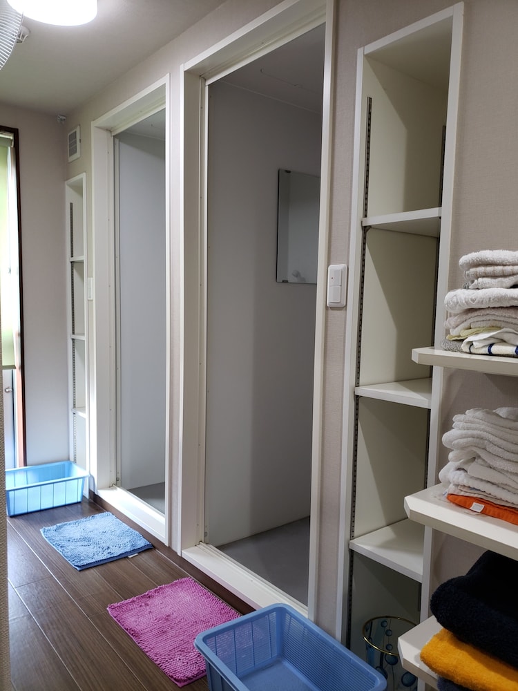 4 人部屋 男性限定 バスルームのシャワー1 | 山手レストハウス - 男性専用