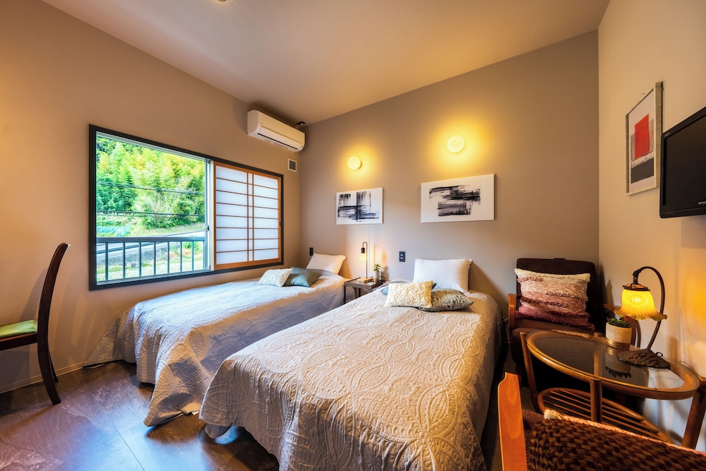 ベーシック ツインルーム マウンテンビュー 客室1 | 旅館 はちすの糸