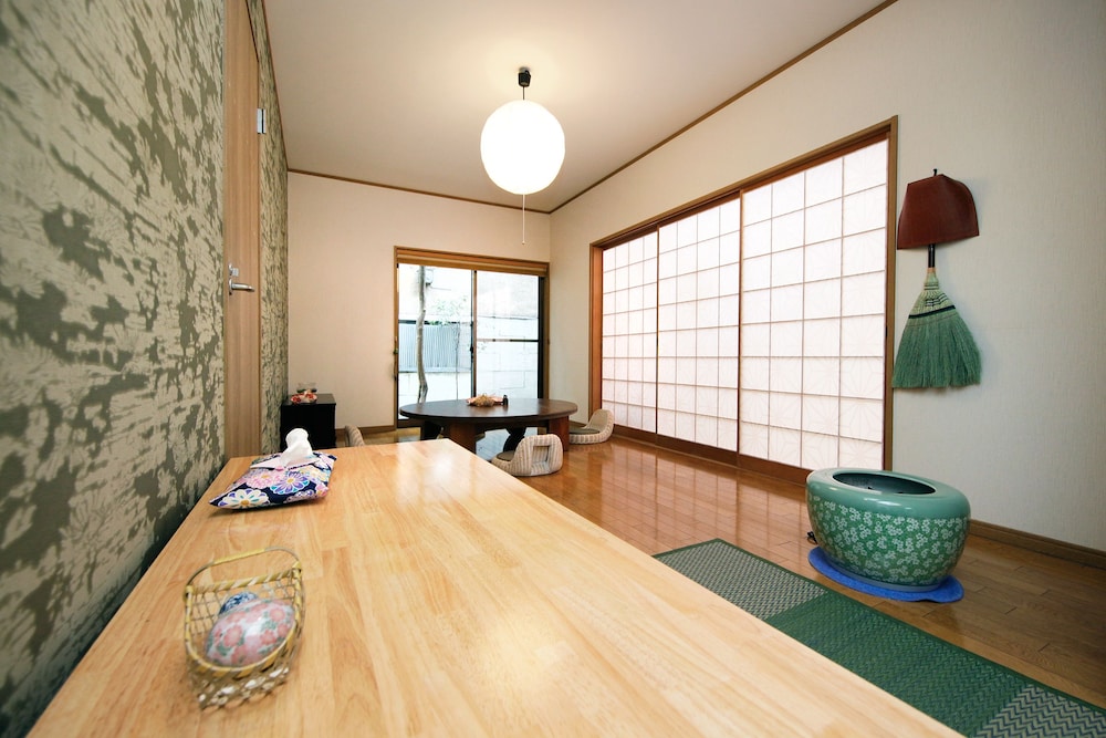 一棟貸し 客室内のダイニングエリア3 | 浅草茶華