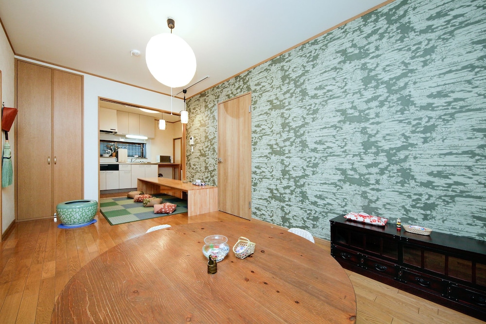 一棟貸し 客室内のダイニングエリア2 | 浅草茶華