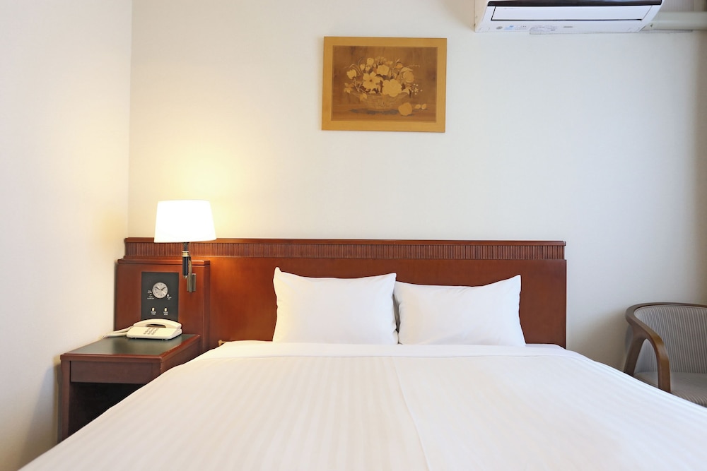 ラージダブルルーム 喫煙可 客室1 | ホテルキャッスルイン鈴鹿中央