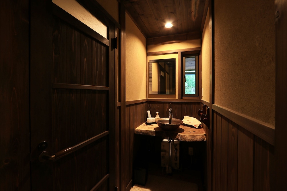 ツインルーム ソファベッド＆トイレ付 客室の設備とサービス0 | 阿吽山房