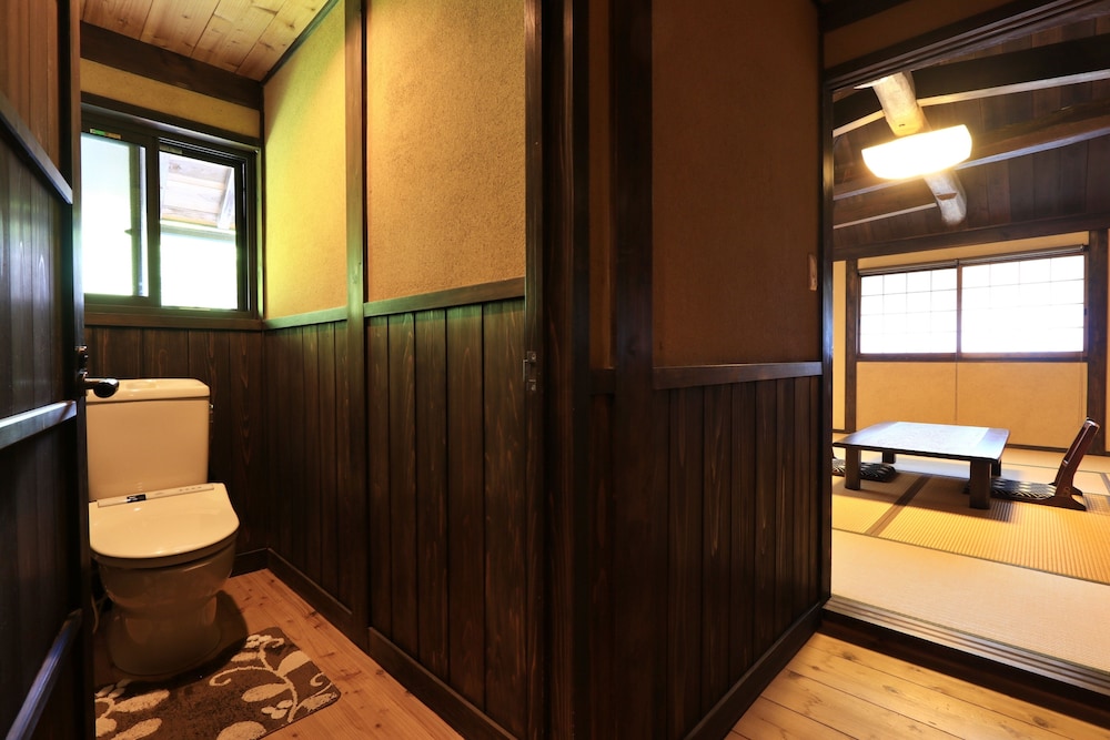 和室10畳 トイレ付 客室の設備とサービス1 | 阿吽山房