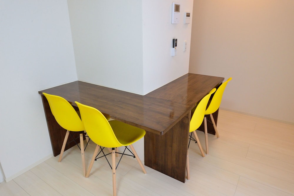 ファミリールーム303 客室内のダイニングエリア0 | ゲストハウス岐阜羽島心音